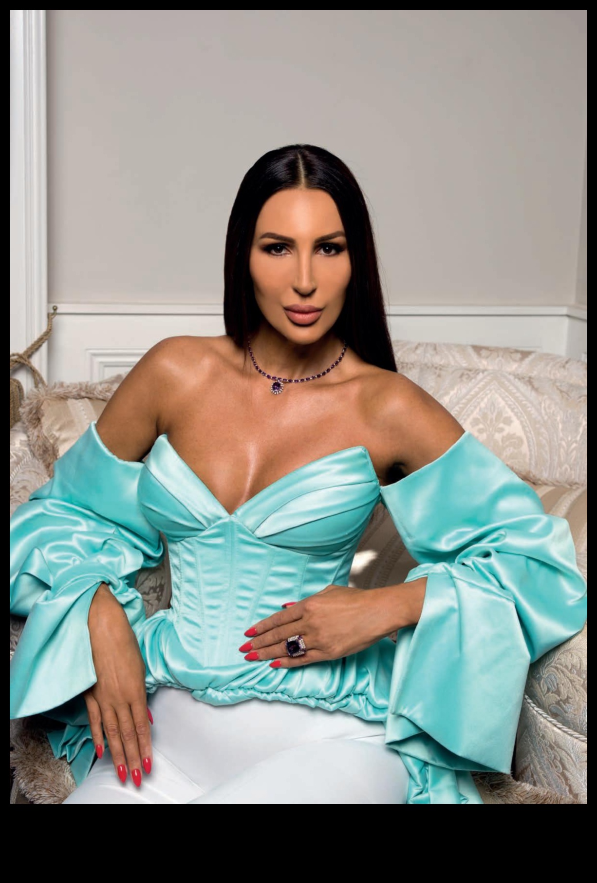 Πολυτελής Όαση Μια πολυτελής συλλογή από τσόκερ εμπνευσμένα από την ομορφιά της ερήμου 3 Πλούσιο Oasis: Βουτήξτε στην πολυτέλεια με τις δημιουργίες μας για τσόκερ εμπνευσμένες από τις Oasis