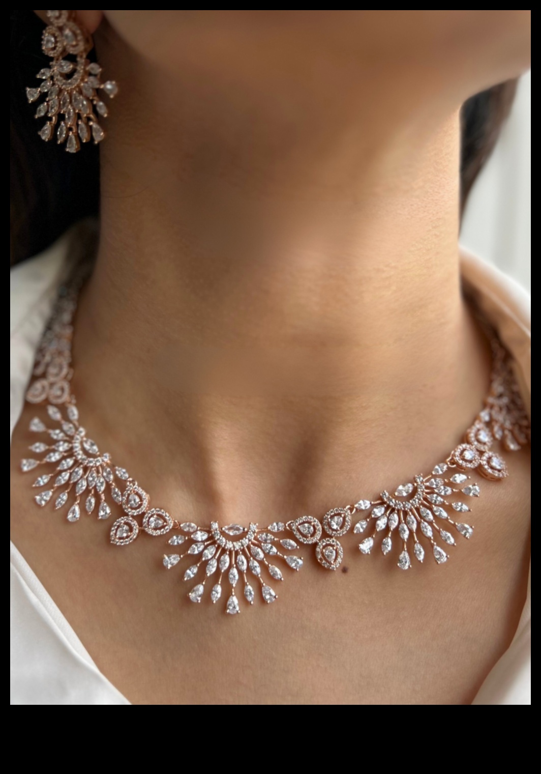 Πλούσιο Oasis Μια πολυτελής συλλογή από τσόκερ εμπνευσμένα από την ομορφιά της ερήμου 4 Πλούσιο Oasis: Βουτήξτε στην πολυτέλεια με τις δημιουργίες μας για τσόκερ εμπνευσμένες από τις Oasis