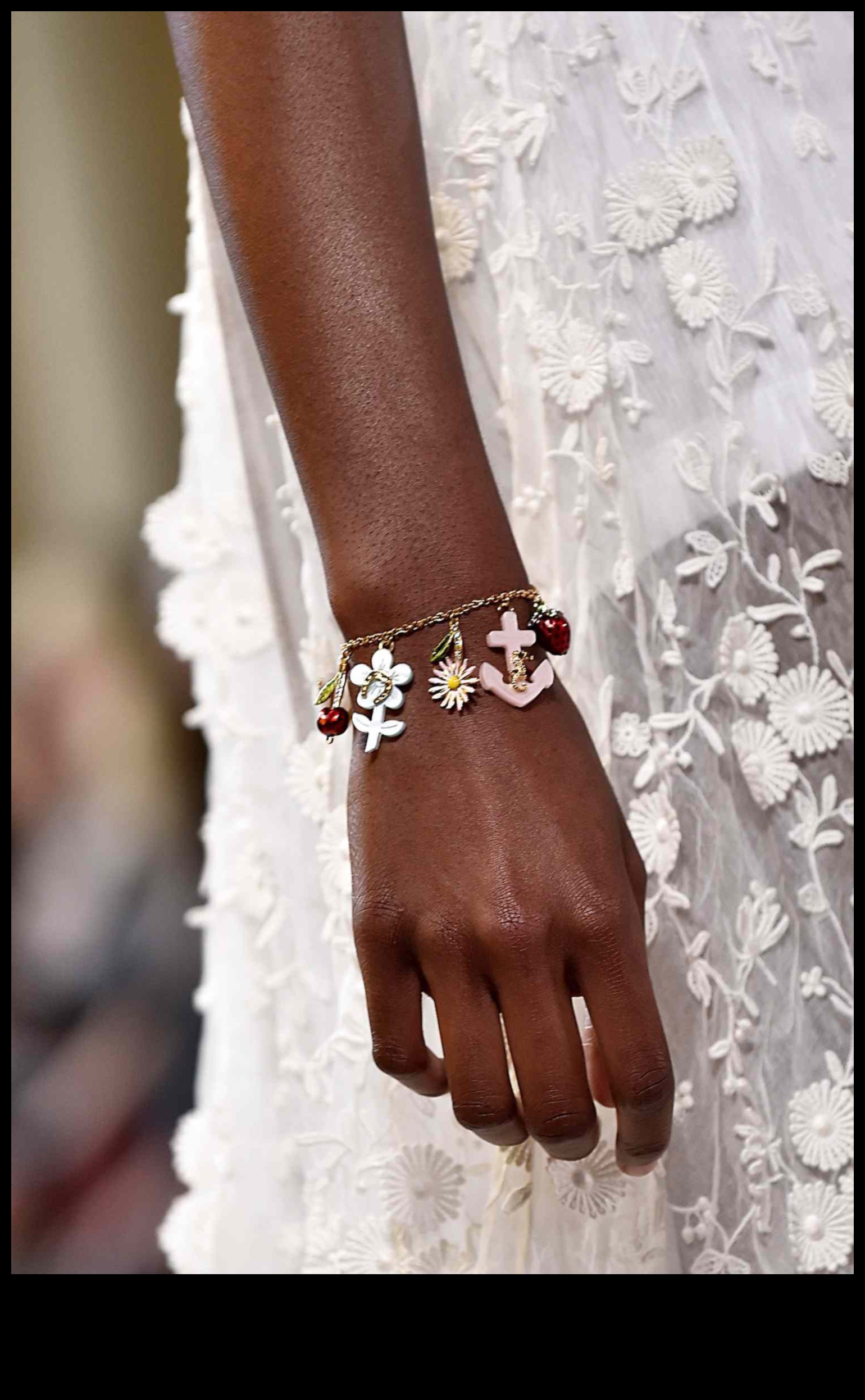 Radiant Wrists Ένας οδηγός για τις τελευταίες τάσεις στα βραχιόλια για τη μοντέρνα Fashionista 3 Radiant Wrists: Βραχιόλια για τη Μοντέρνα Fashionista