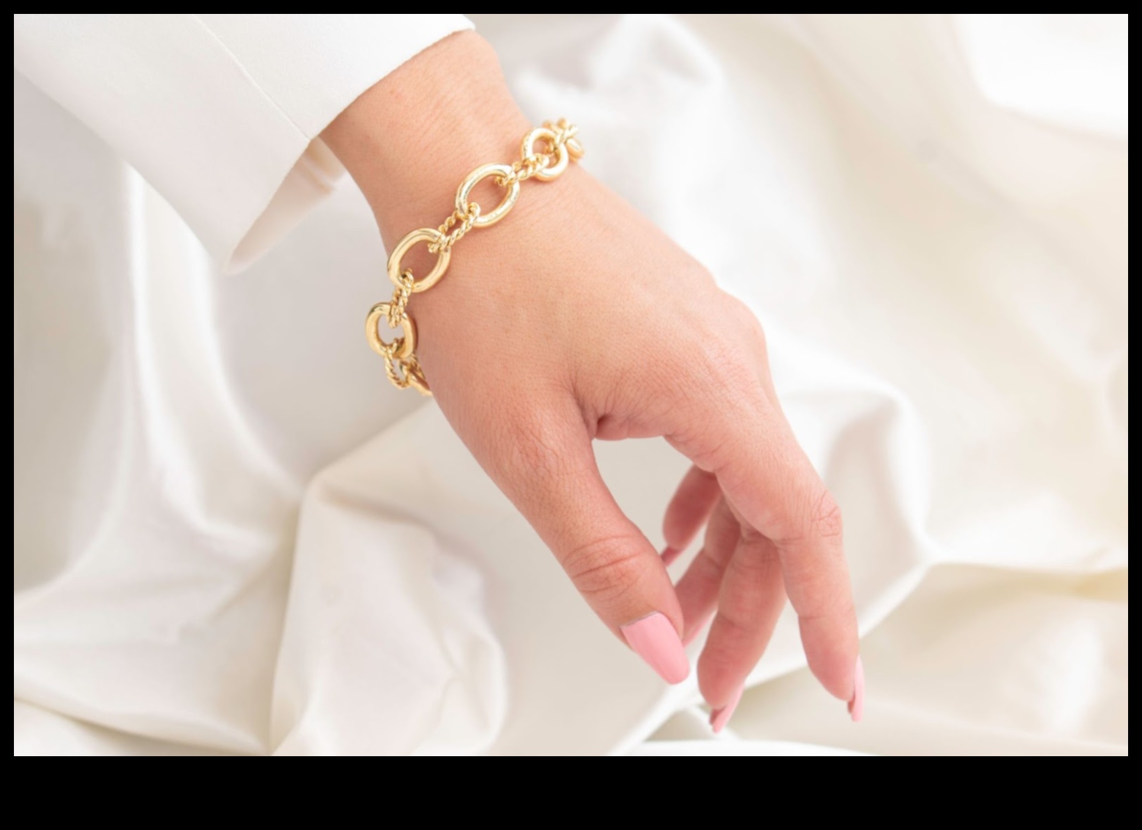 Radiant Wrists Ένας οδηγός για τις τελευταίες τάσεις στα βραχιόλια για τη μοντέρνα Fashionista 2 Radiant Wrists: Βραχιόλια για τη Μοντέρνα Fashionista