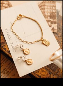 Chic Charms: Αποκαλύψτε τη γοητεία των μοντέρνων βραχιολιών