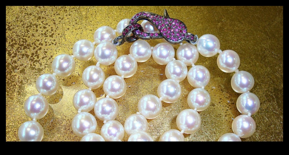 Majestic Pearls: A Symphony of Struus Beauty