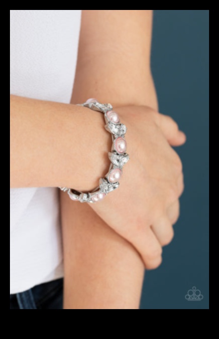 Πλούσια Όαση Μια πολυτελής συλλογή από τσόκερ εμπνευσμένα από την ομορφιά της ερήμου 1 Πλούσιο Oasis: Βουτήξτε στην πολυτέλεια με τις δημιουργίες μας για τσόκερ εμπνευσμένες από τις Oasis